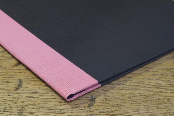 Schwarze Sammelmappe, rosa Leinen